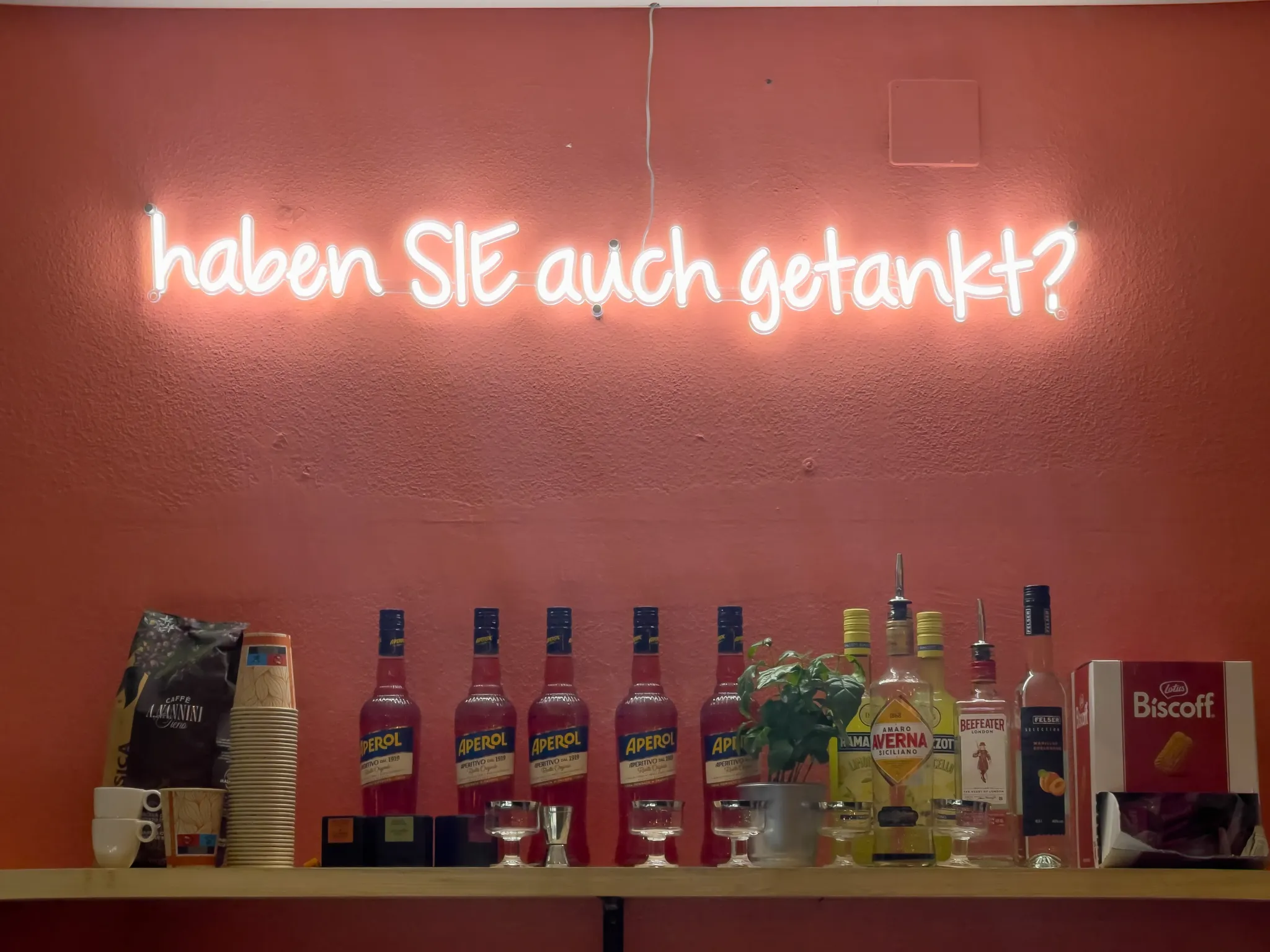 Leuchtschrift im Lokal mit dem Text „haben SIE auch getankt?“